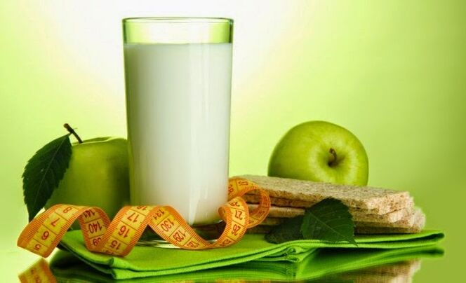 Una dieta semanal de kéfir se puede complementar con manzanas.
