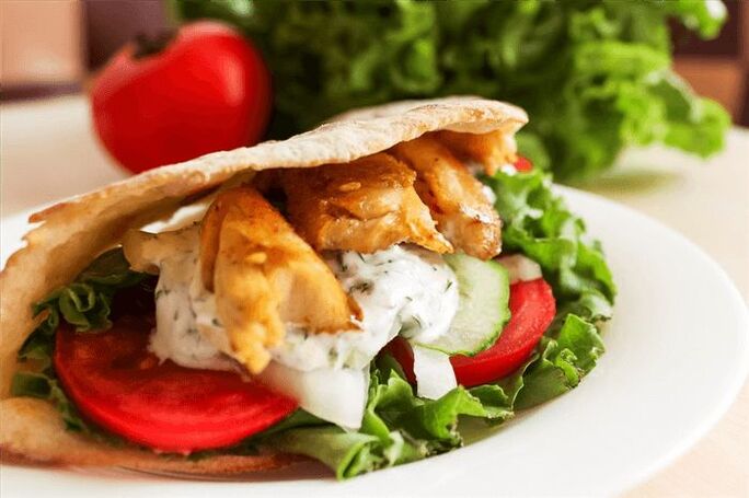 pita con verduras y pechuga de pollo