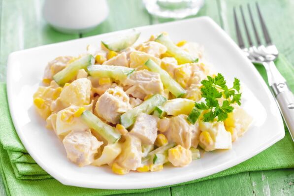 Ensalada de verano un plato ligero e inusual en el menú de la dieta mediterránea