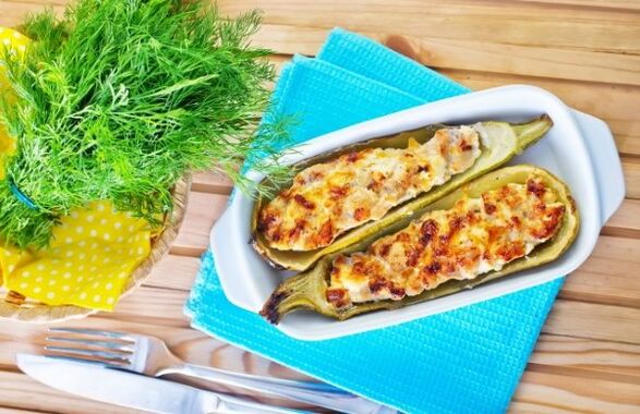 La dieta mediterránea es rica en platos de verduras, como el calabacín con queso feta.