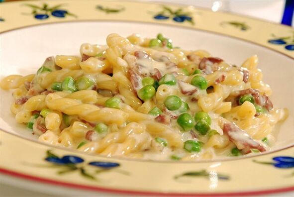 Siguiendo la dieta mediterránea, puedes cocinar abundante pasta con guisantes.