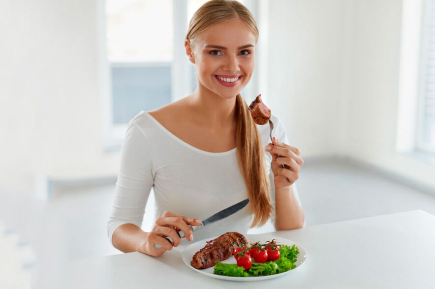 Durante el período alterno de la dieta Dukan, es necesario comer platos de proteínas y verduras.
