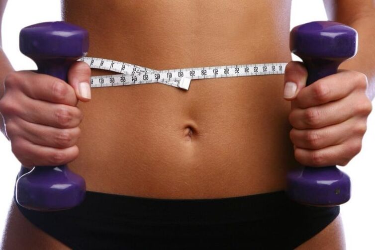 Fitness Dumbbells en manos de una chica en forma