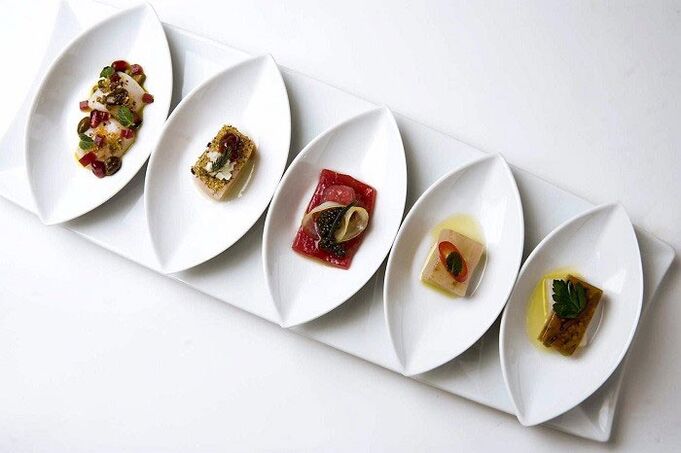 pequeñas porciones de platos de la dieta japonesa