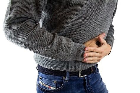 un hombre tiene síntomas de gastritis